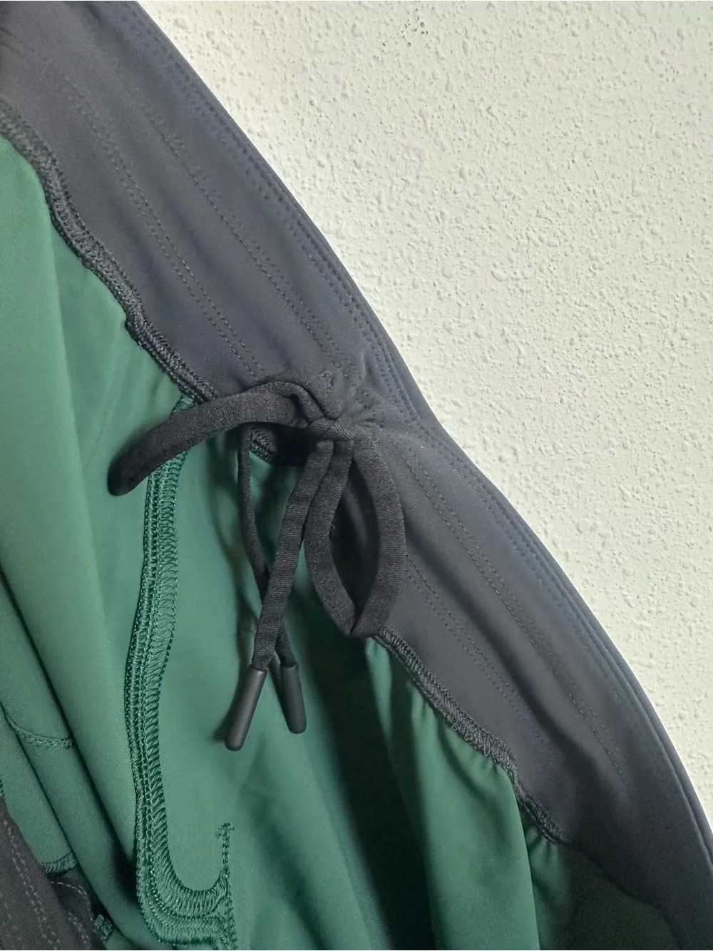 Lululemon men’s green assert shorts